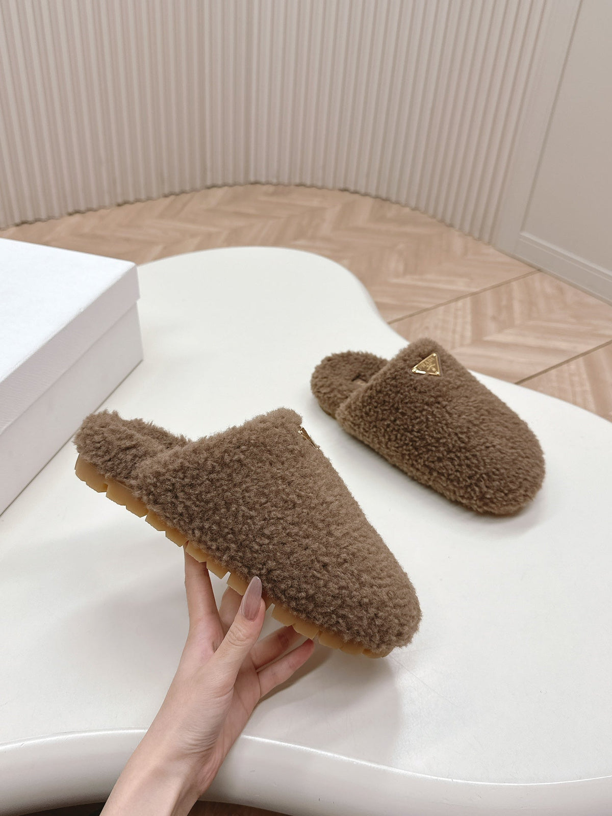 MULES ATTACHED TRIANGLE LOGO IN WOOD BROWN SHEARLING