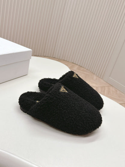 MULES ATTACHED TRIANGLE LOGO IN BLACK SHEARLING