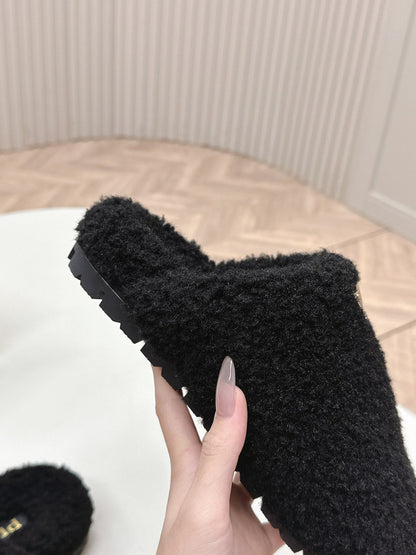 MULES ATTACHED TRIANGLE LOGO IN BLACK SHEARLING