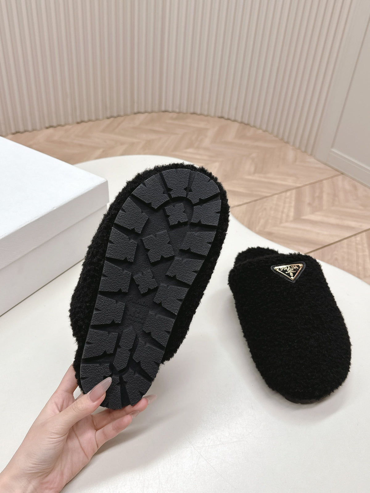 MULES ATTACHED TRIANGLE LOGO IN BLACK SHEARLING