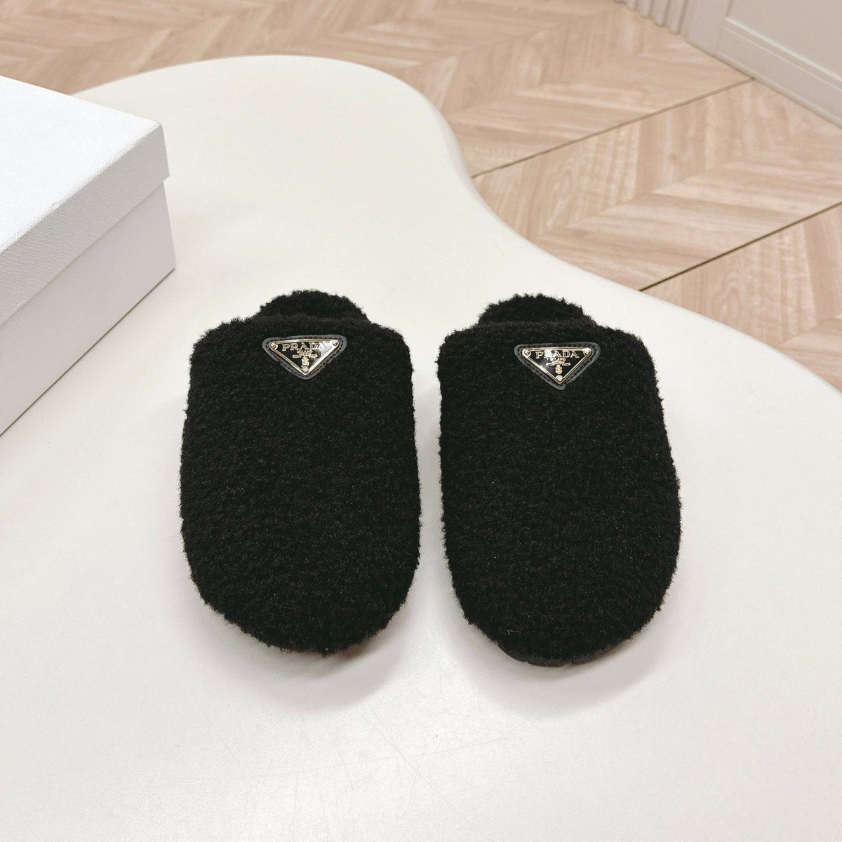 MULES ATTACHED TRIANGLE LOGO IN BLACK SHEARLING
