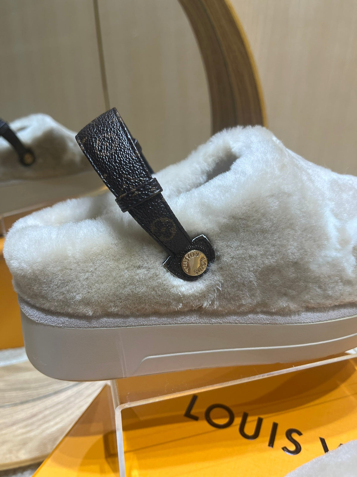 ASPEN COMFORT CLOG IN KHAKI BEIGE MIX WHITE FLEECE