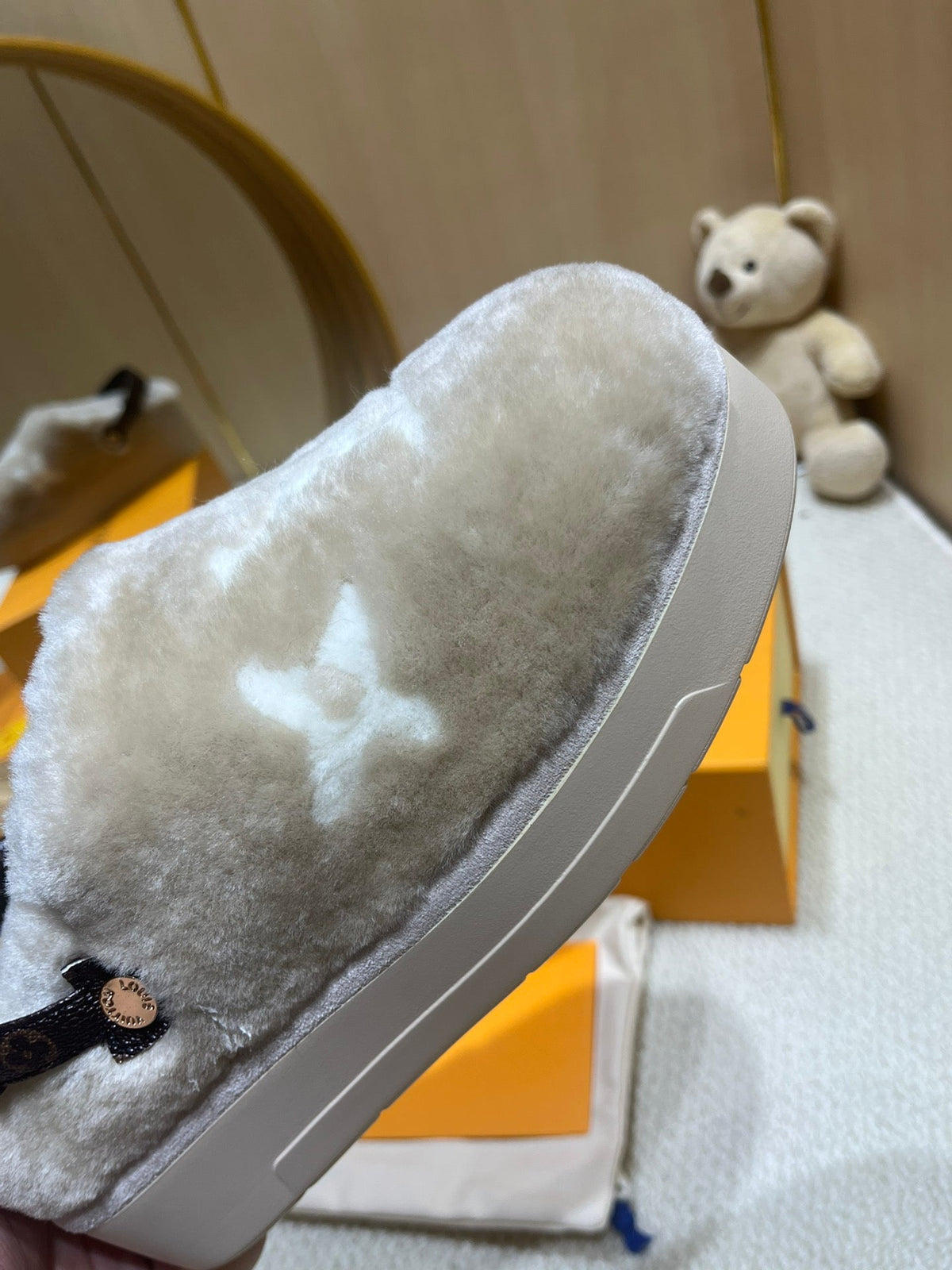 ASPEN COMFORT CLOG IN KHAKI BEIGE MIX WHITE FLEECE
