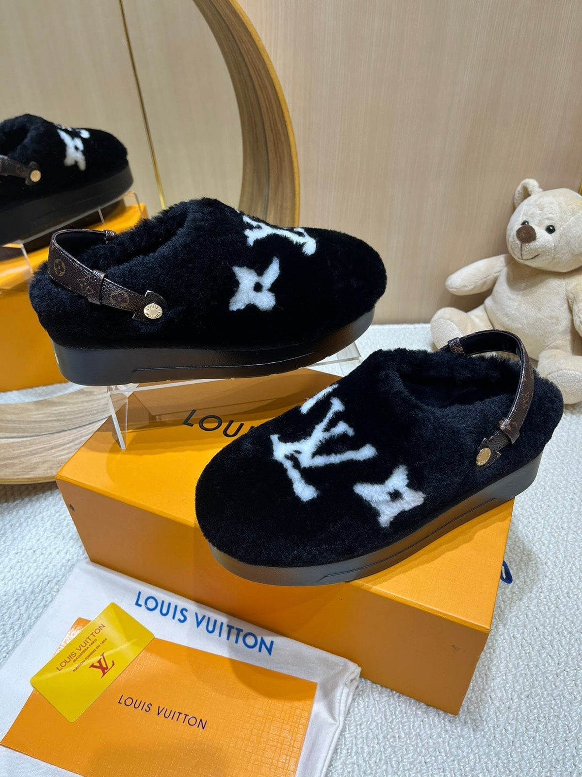 ASPEN COMFORT CLOG IN BLACK MIX WHITE FLEECE