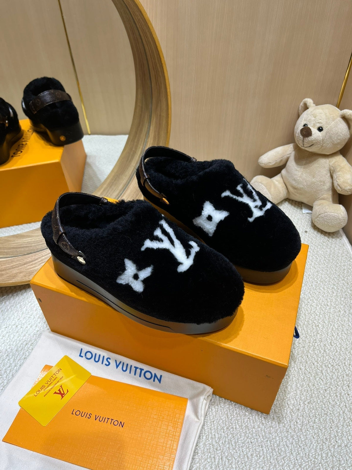ASPEN COMFORT CLOG IN BLACK MIX WHITE FLEECE