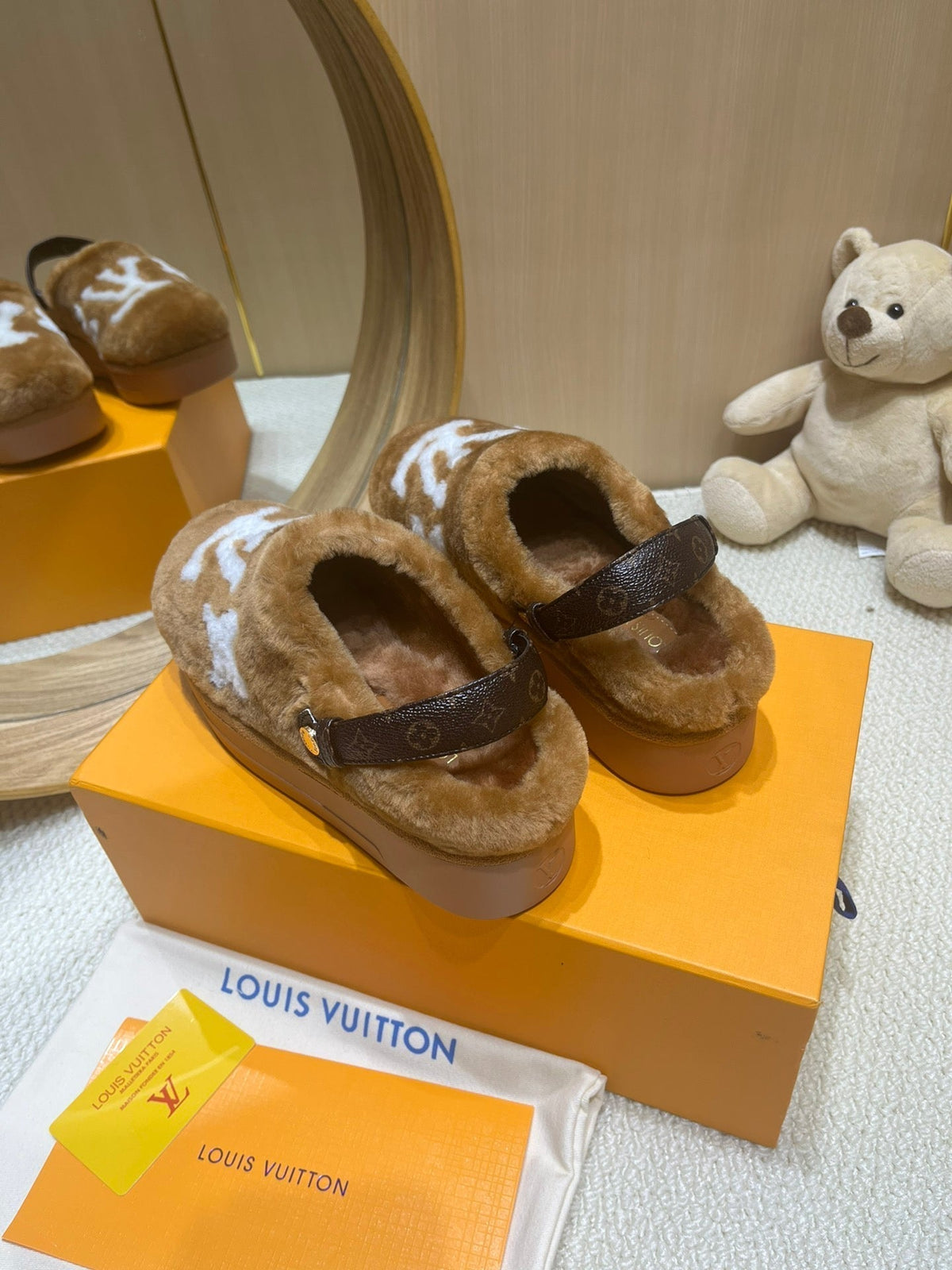 ASPEN COMFORT CLOG IN CIDER BROWN MIX WHITE FLEECE
