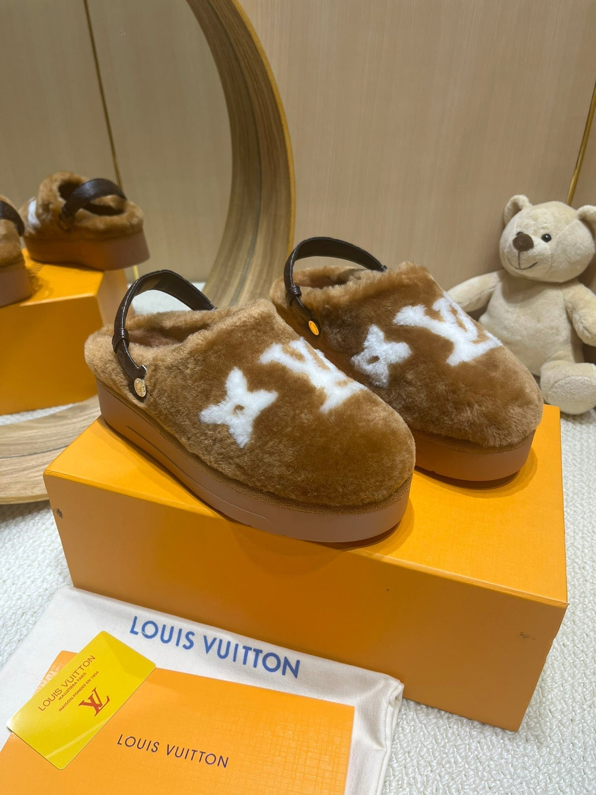 ASPEN COMFORT CLOG IN CIDER BROWN MIX WHITE FLEECE