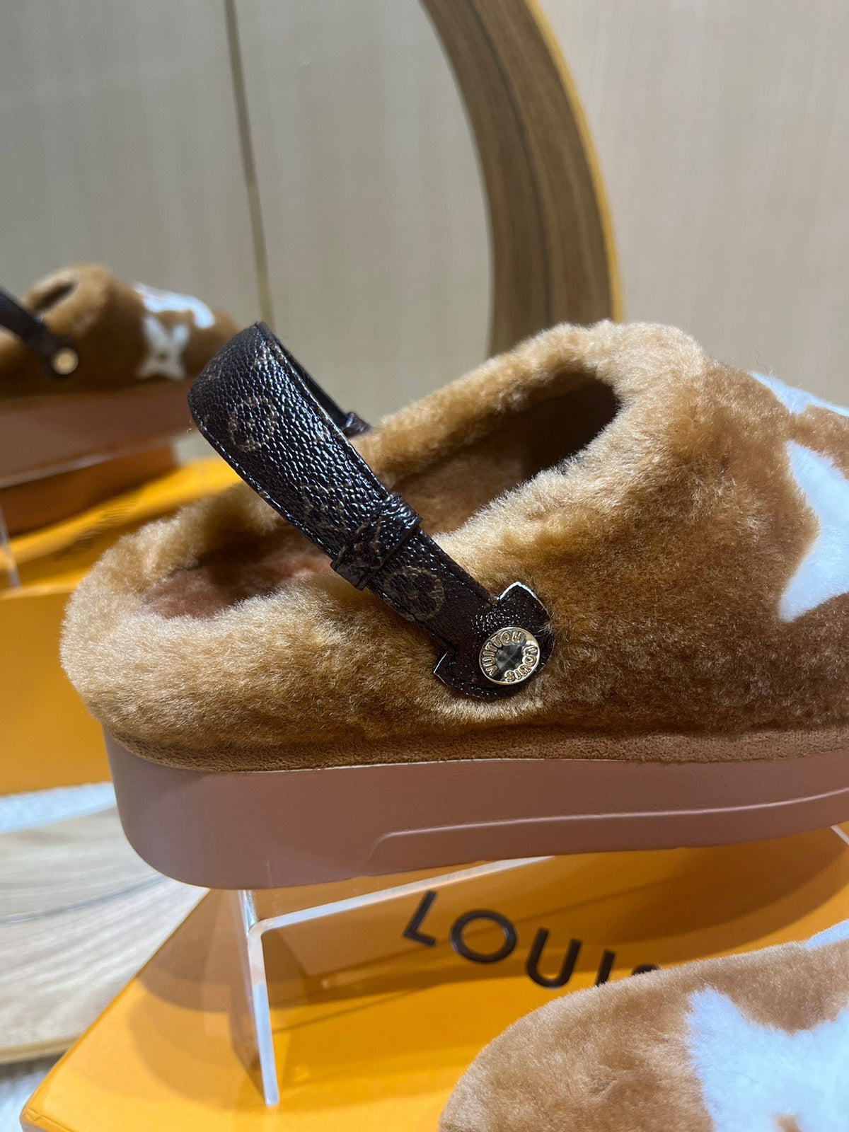 ASPEN COMFORT CLOG IN CIDER BROWN MIX WHITE FLEECE