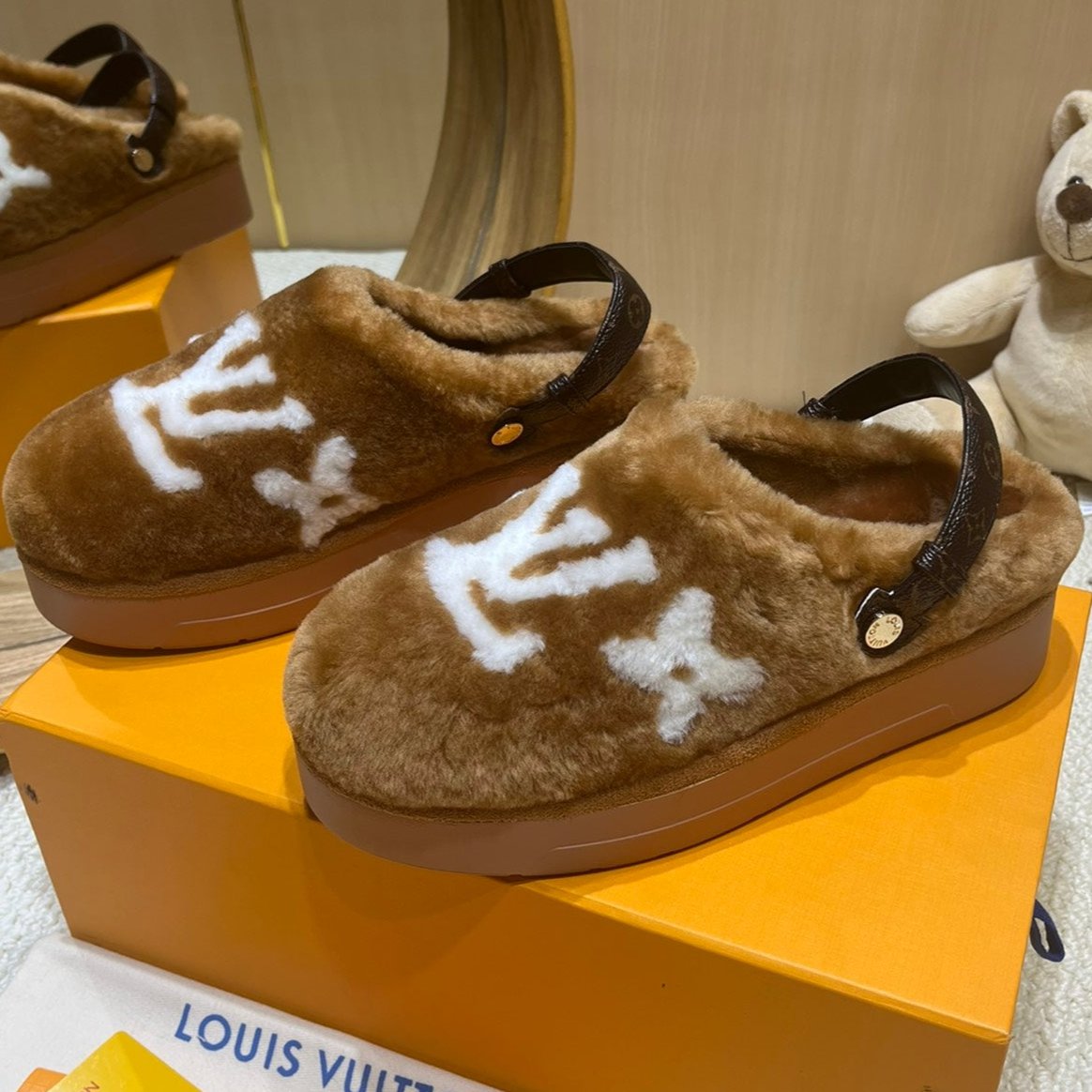 ASPEN COMFORT CLOG IN CIDER BROWN MIX WHITE FLEECE