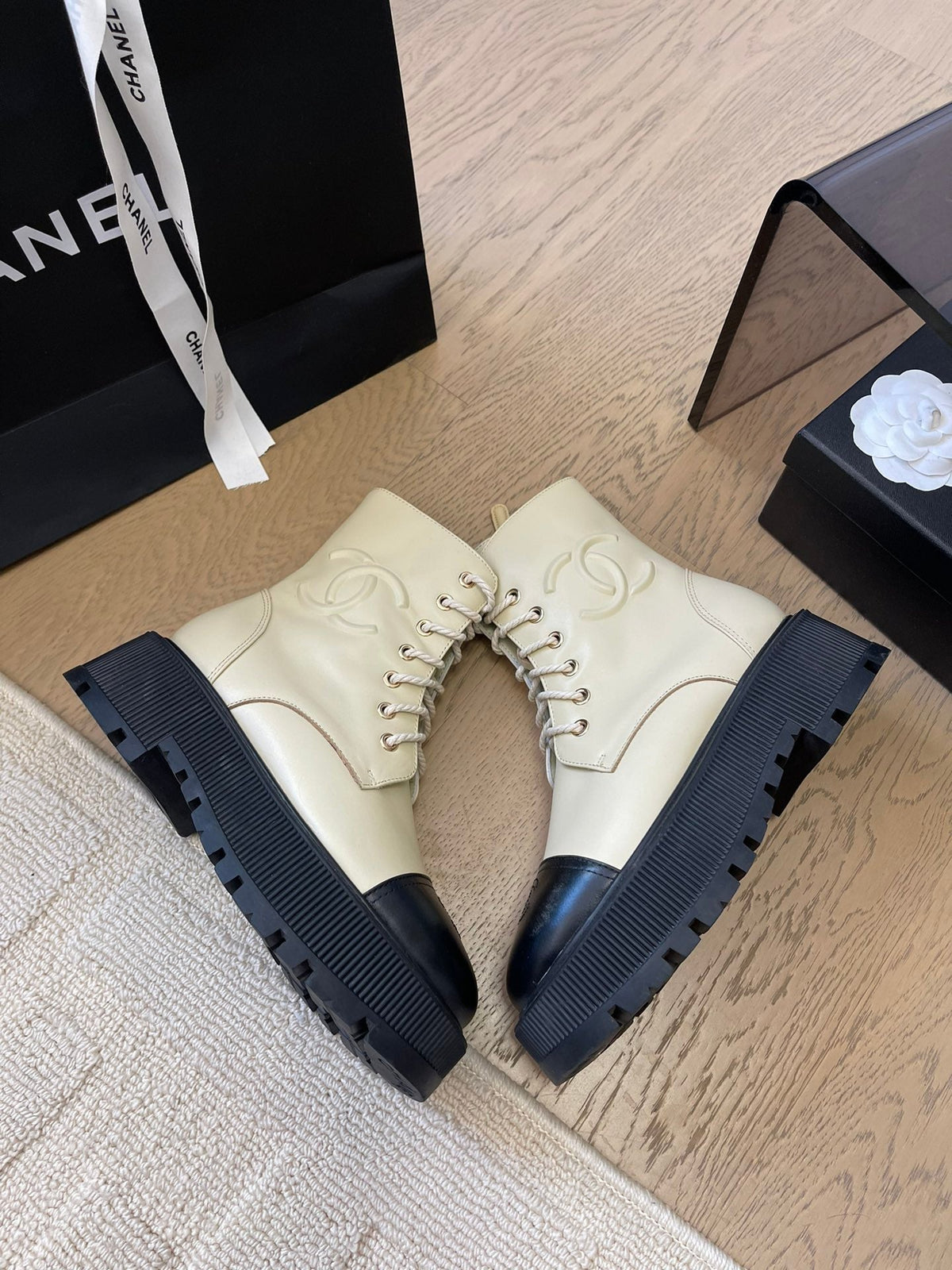 ANKLE BOOTS IN PEARL GRAY MIX BLACK CALFSKIN