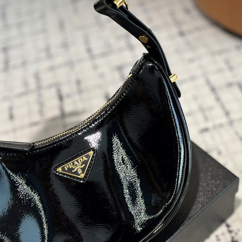 ARQUÉ SHOULDER BAG 20 IN PATENT BLACK NAPPA LEATHER GOLD HARDWARE