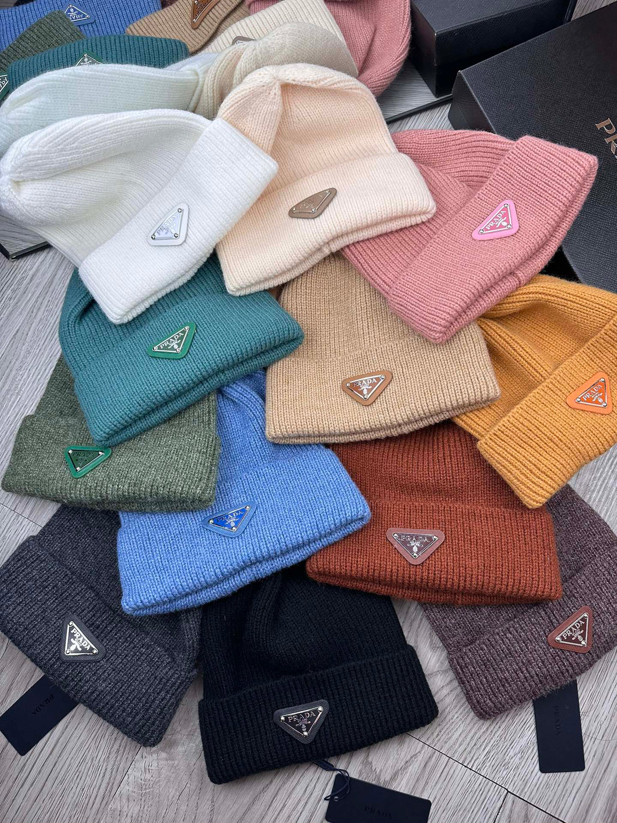 BEANIE HAT IN CHARCOAL GRAY WOOL 332391