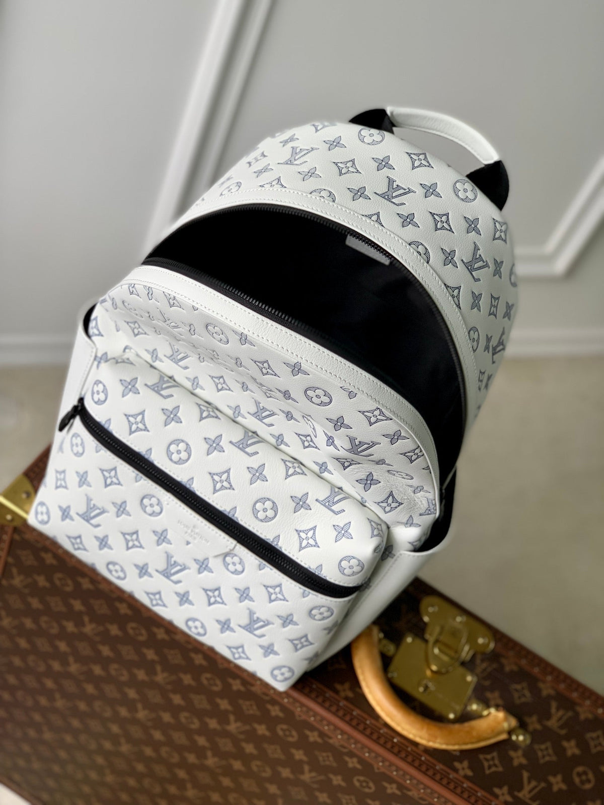 DISCOVERY PM BACKPACK 38 IN WHITE MONOGRAM LAMBSKIN