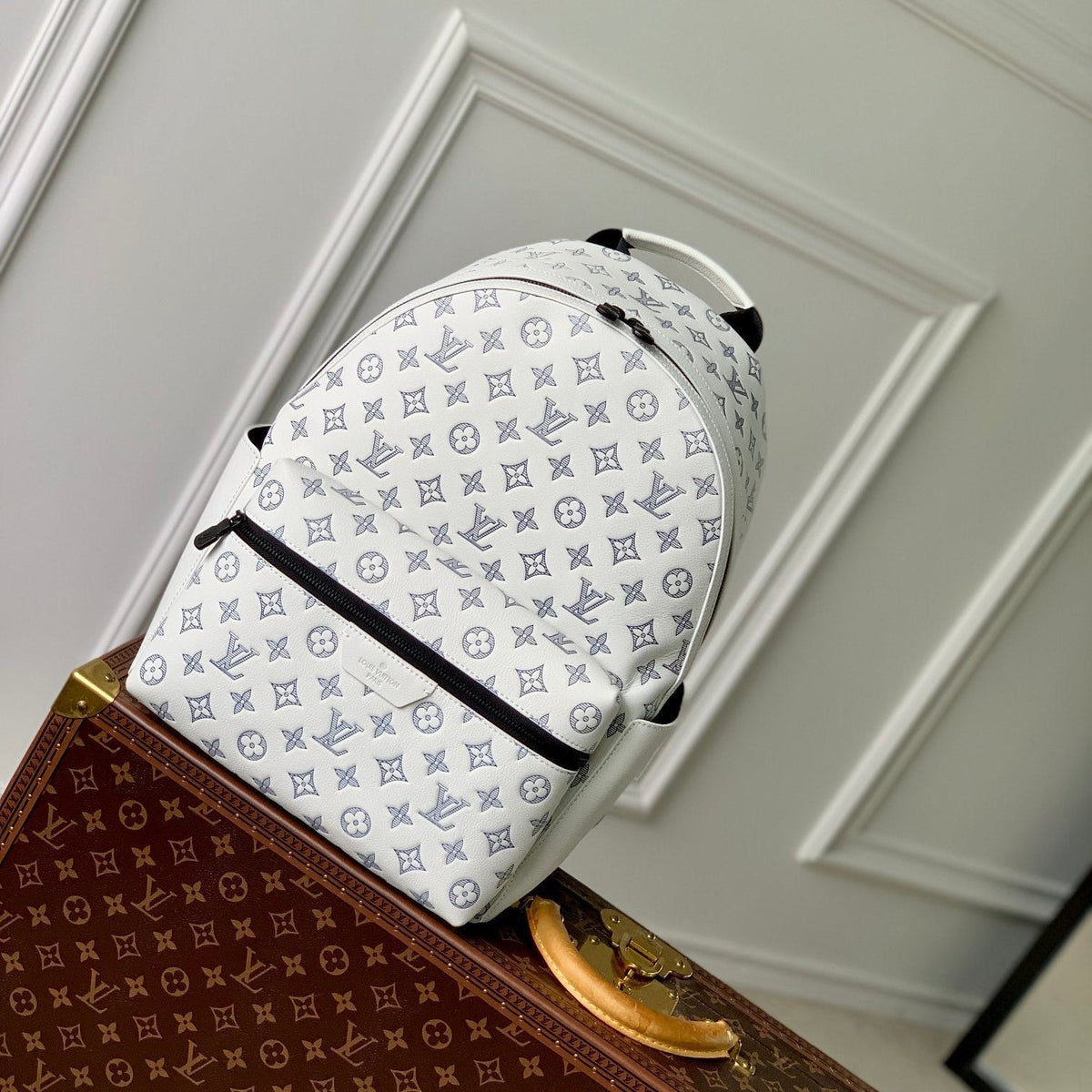 DISCOVERY PM BACKPACK 38 IN WHITE MONOGRAM LAMBSKIN