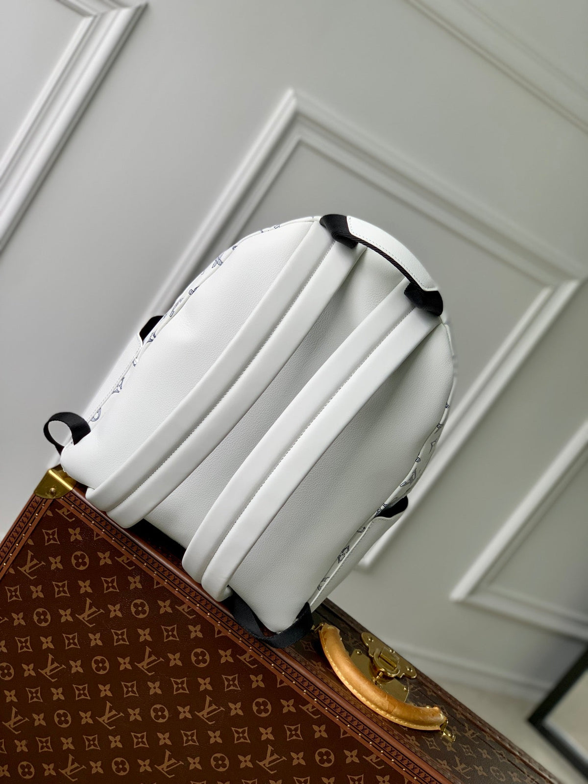 DISCOVERY PM BACKPACK 38 IN WHITE MONOGRAM LAMBSKIN