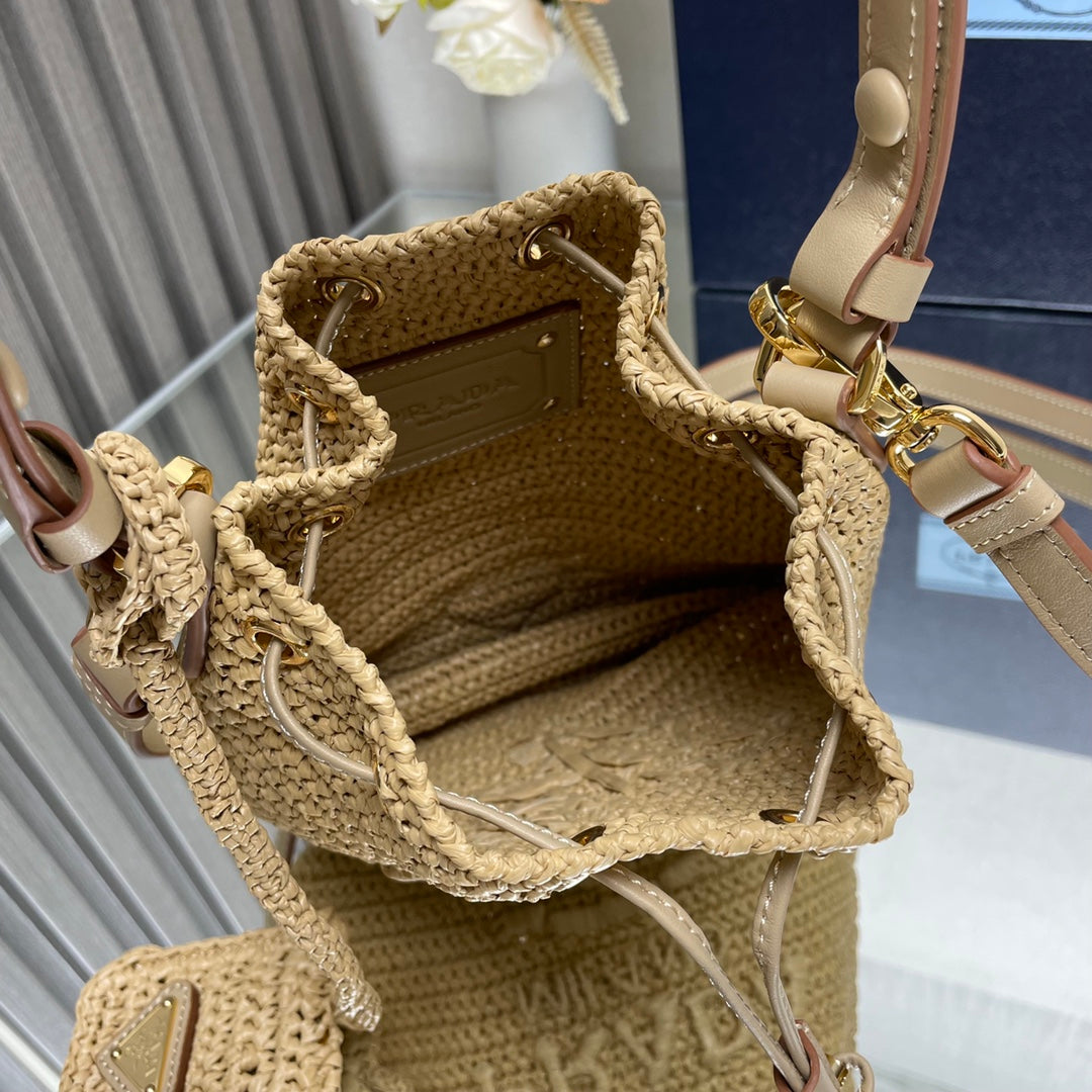 BUCKET BAG 20 IN BEIGE WOVEN RAFFIA EMBOSSED LOGO