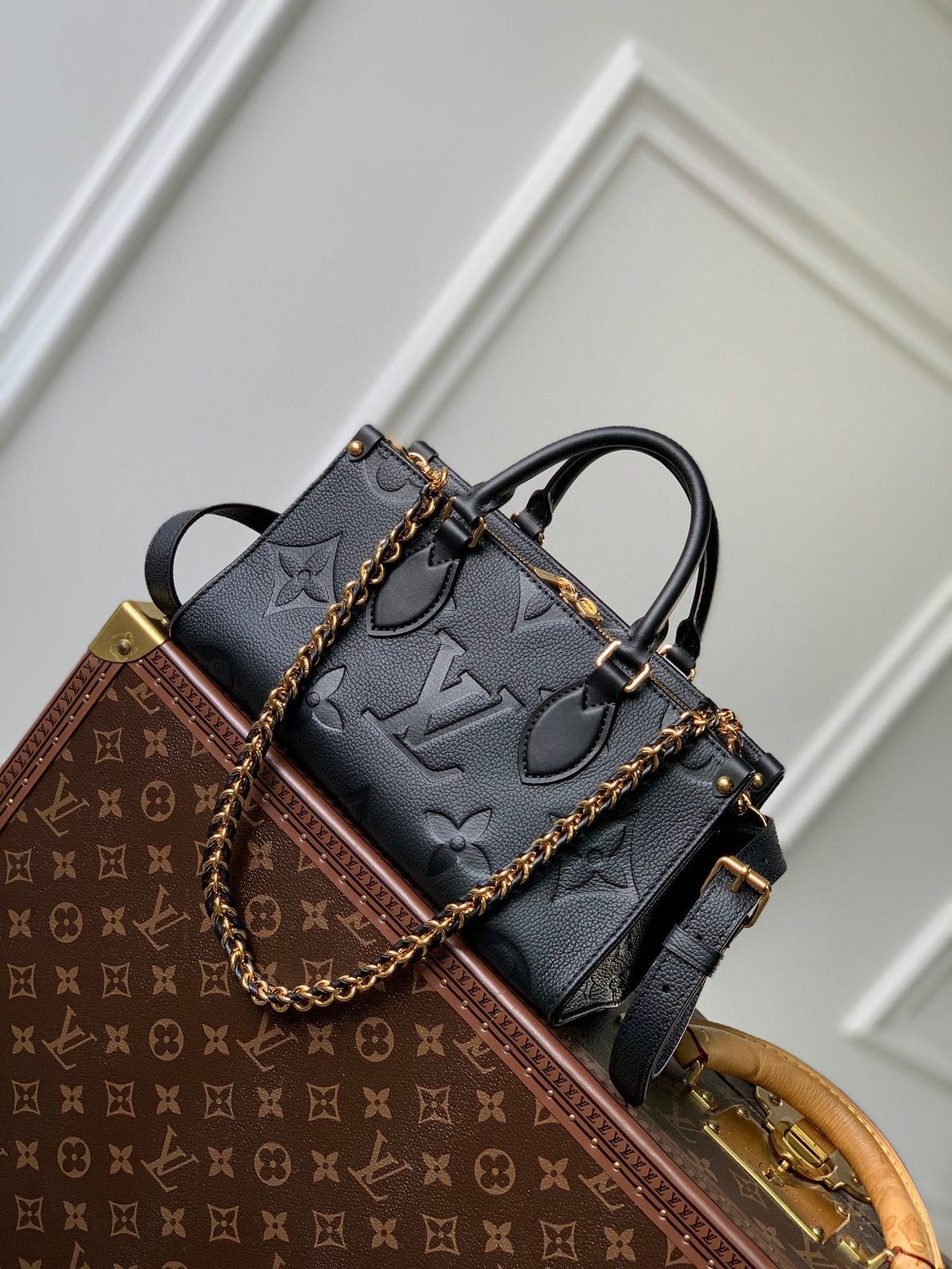 ONTHEGO EAST WEST BAG 25 IN BLACK MONOGRAM EMBOSSED COWHIDE