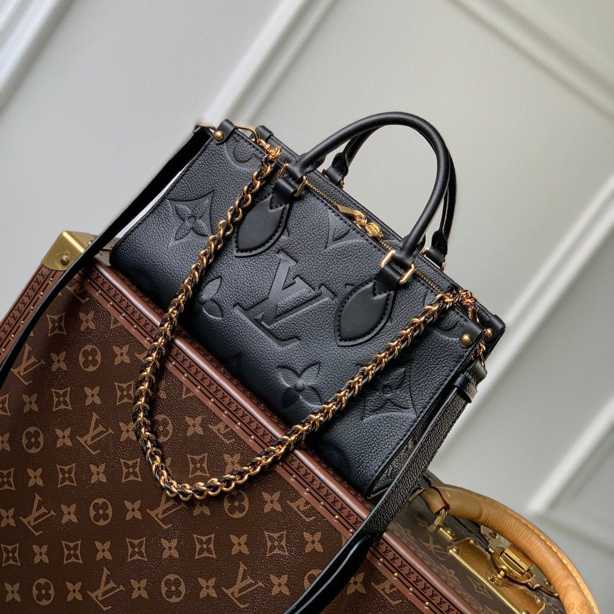 ONTHEGO EAST WEST BAG 25 IN BLACK MONOGRAM EMBOSSED COWHIDE