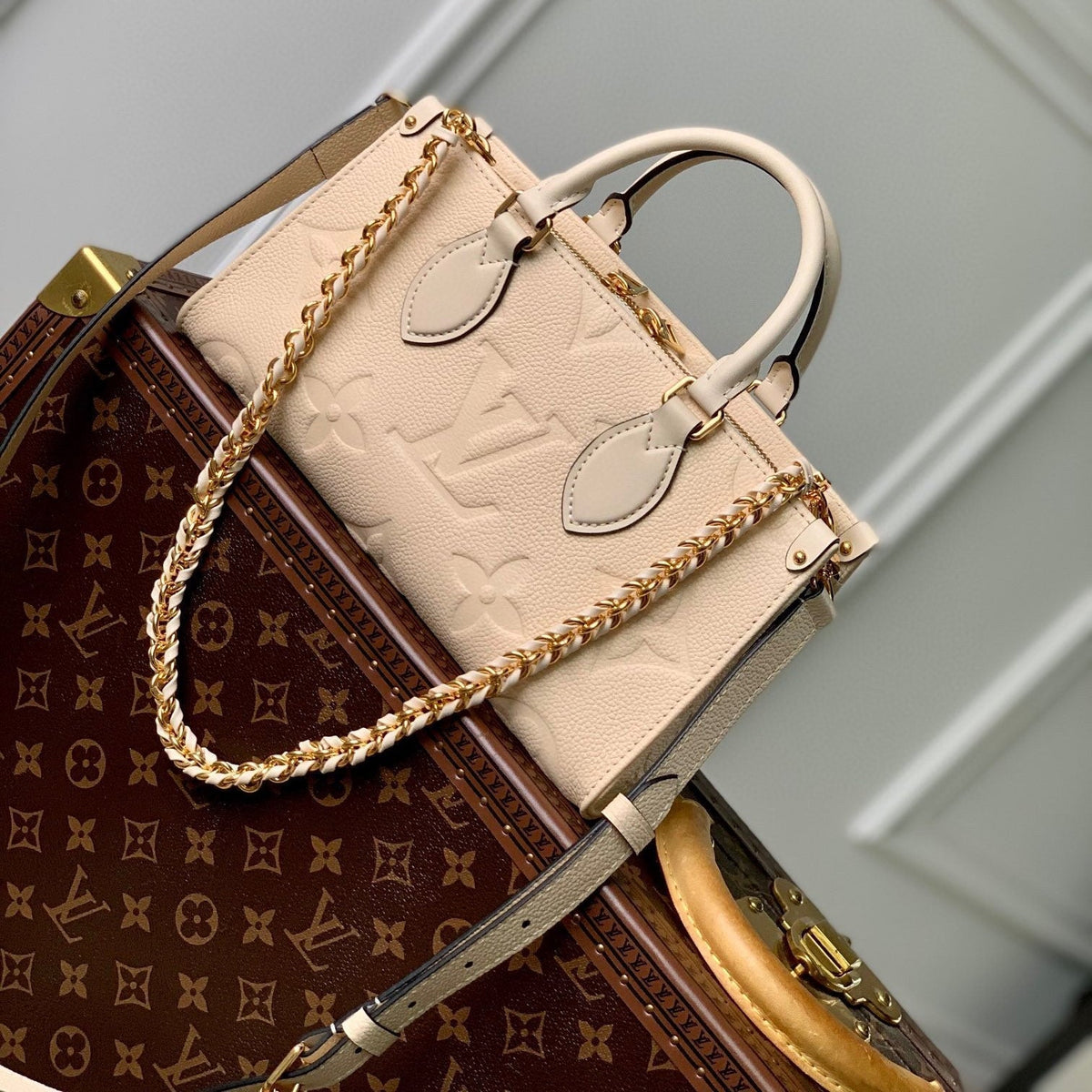 ONTHEGO EAST WEST BAG 25 IN BEIGE MONOGRAM EMBOSSED COWHIDE