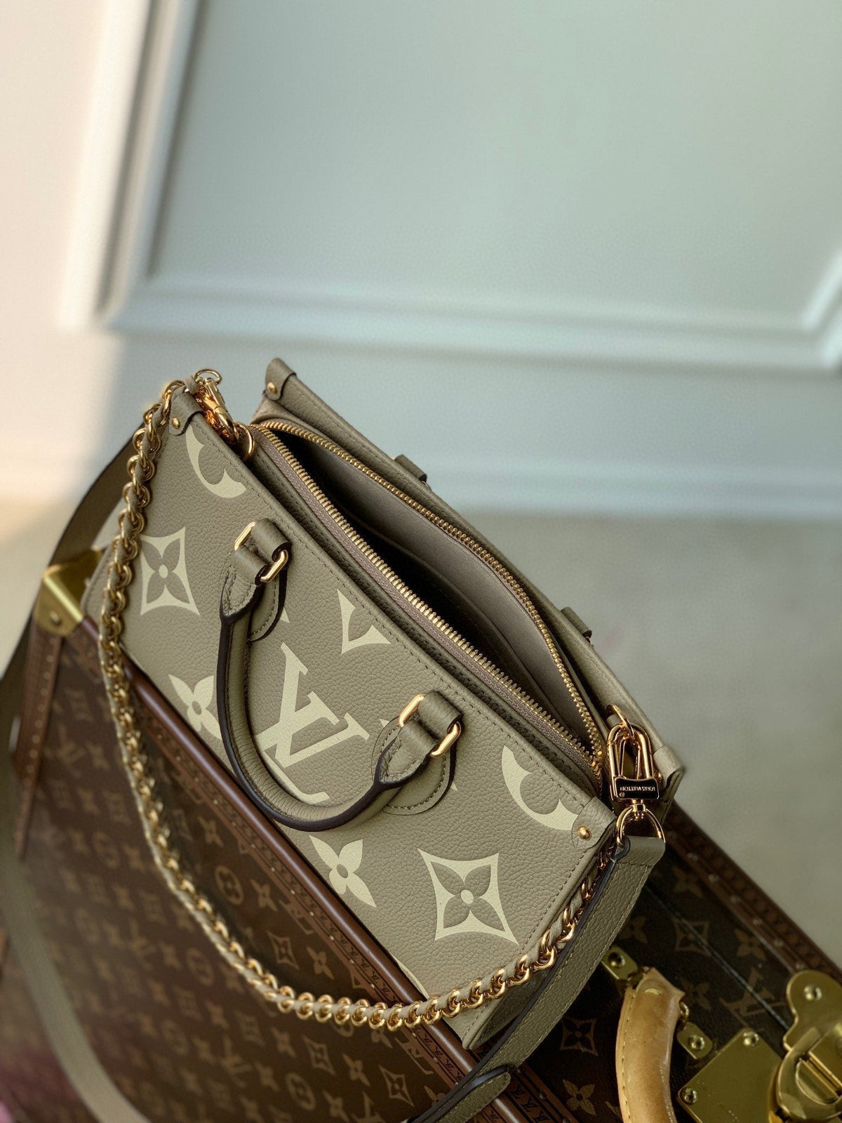 ONTHEGO EAST WEST BAG 25 IN GREEN MONOGRAM EMBOSSED COWHIDE