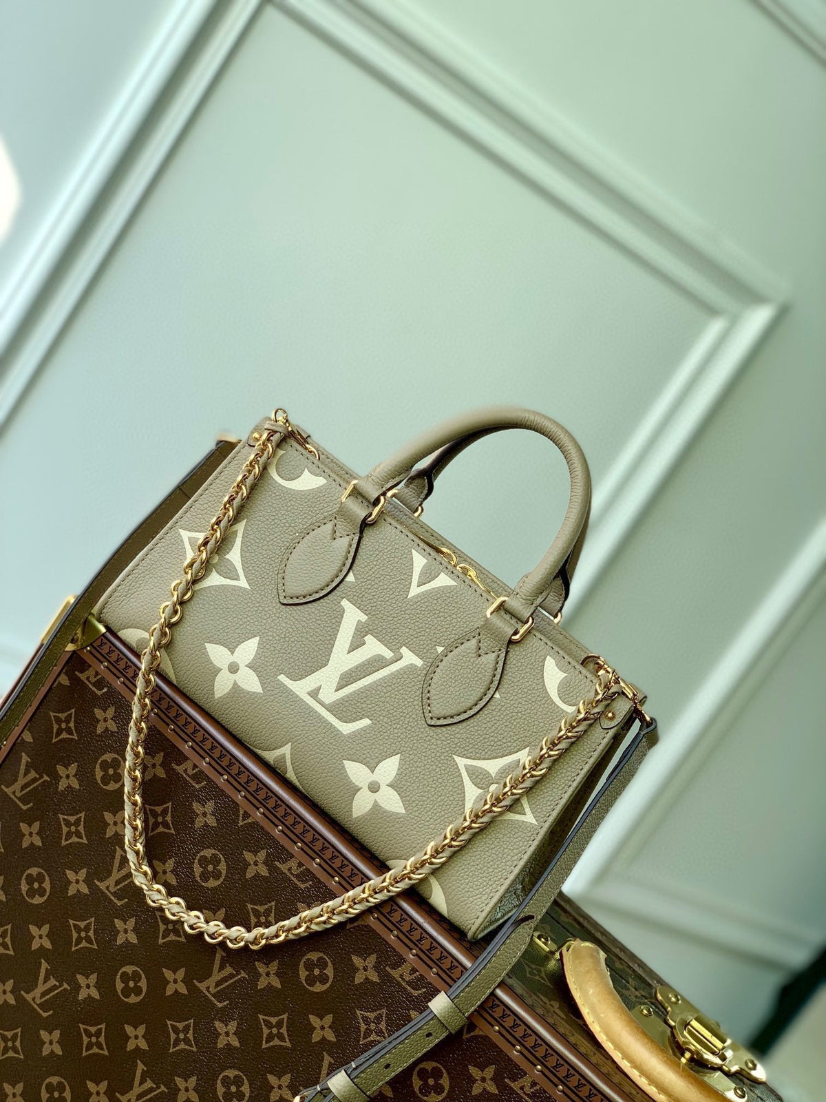 ONTHEGO EAST WEST BAG 25 IN GREEN MONOGRAM EMBOSSED COWHIDE