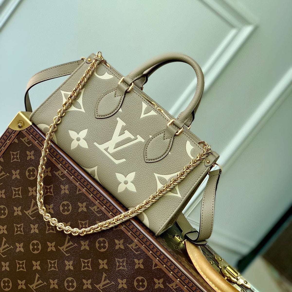 ONTHEGO EAST WEST BAG 25 IN GREEN MONOGRAM EMBOSSED COWHIDE