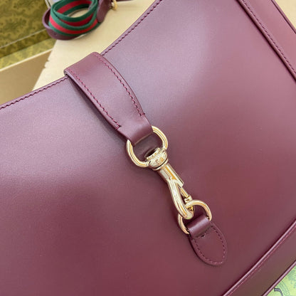 JACKIE MEDIUM SHOULDER BAG 35 IN WINE RED CALFSKIN GOLD HARDWARE