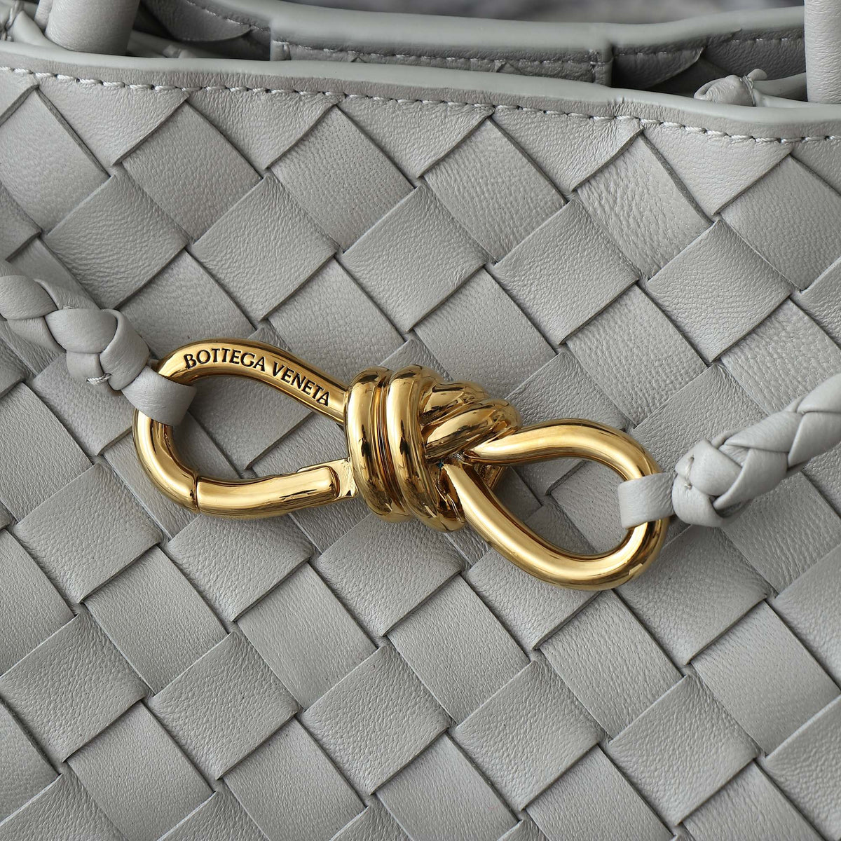 BV SMALL ANDIAMO 25CM GREY LAMBSKIN
