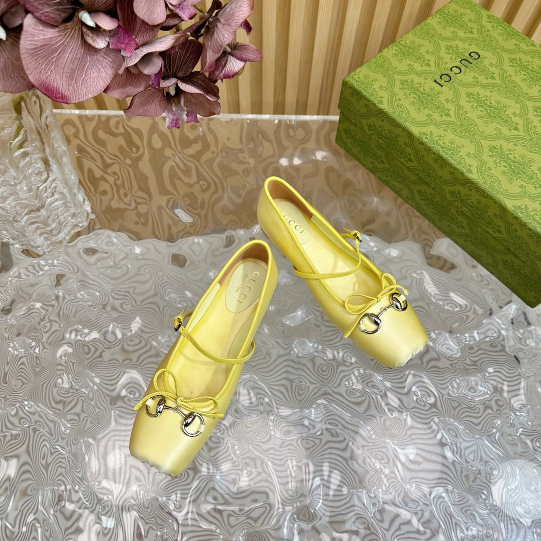 BALLET FLAT IN LIGHT YELLOW SILK WITH SILVER HARDWARE