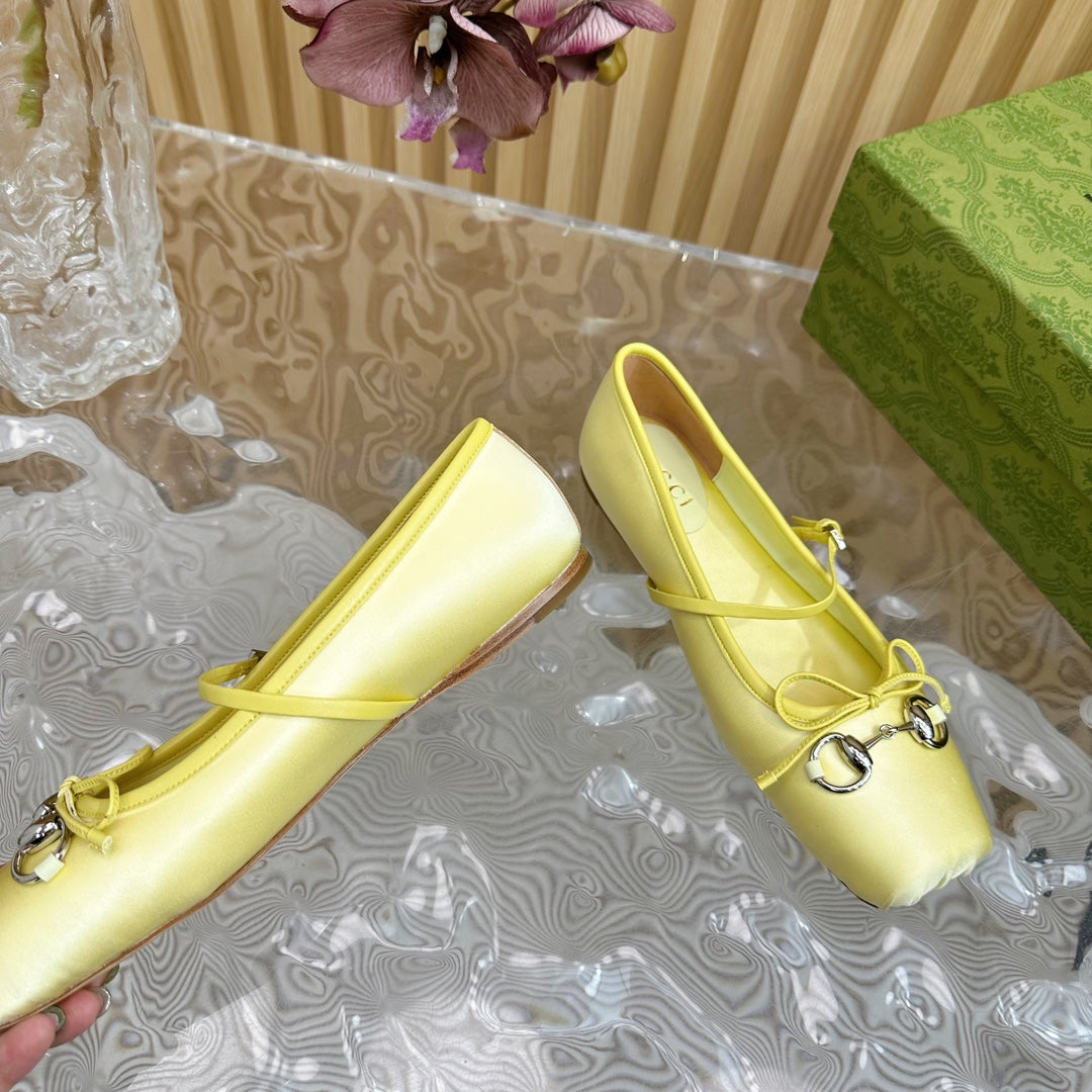 BALLET FLAT IN LIGHT YELLOW SILK WITH SILVER HARDWARE