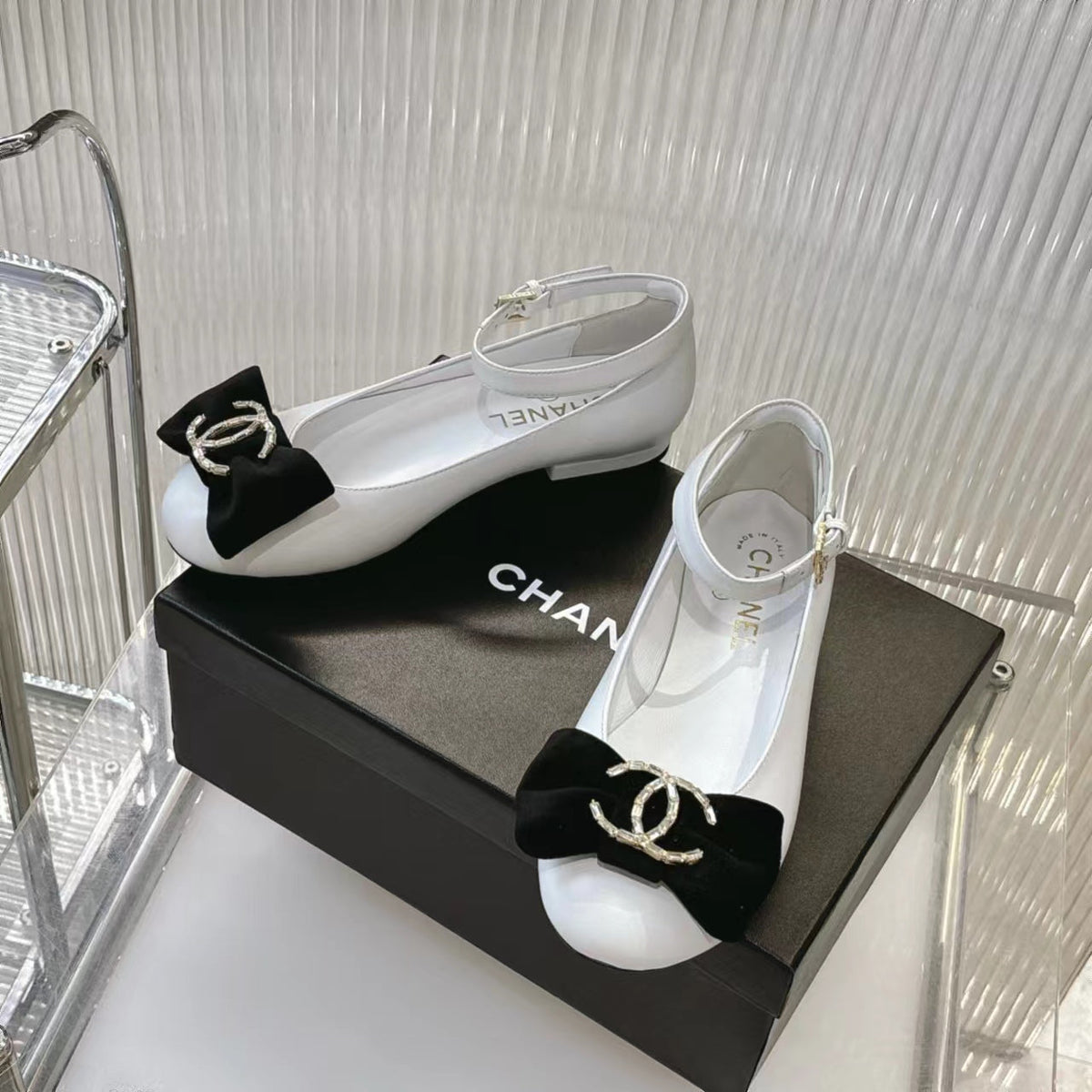 BOW MARY JANE SHOES IN WHITE LAMBSKIN