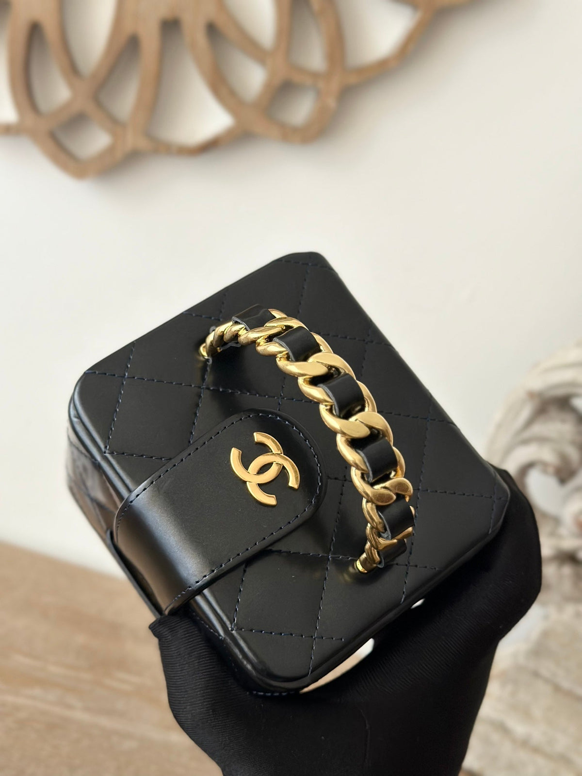 MINI VINTAGE COSMETIC BAG 11 IN BLACK SHINY CALFSKIN GOLD HARDWARE
