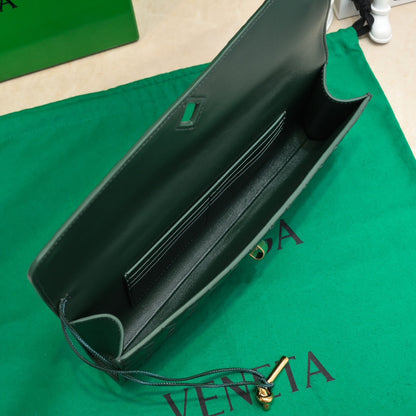BV Long Clutch Andiamo 31 Dark Green Leather Ghw