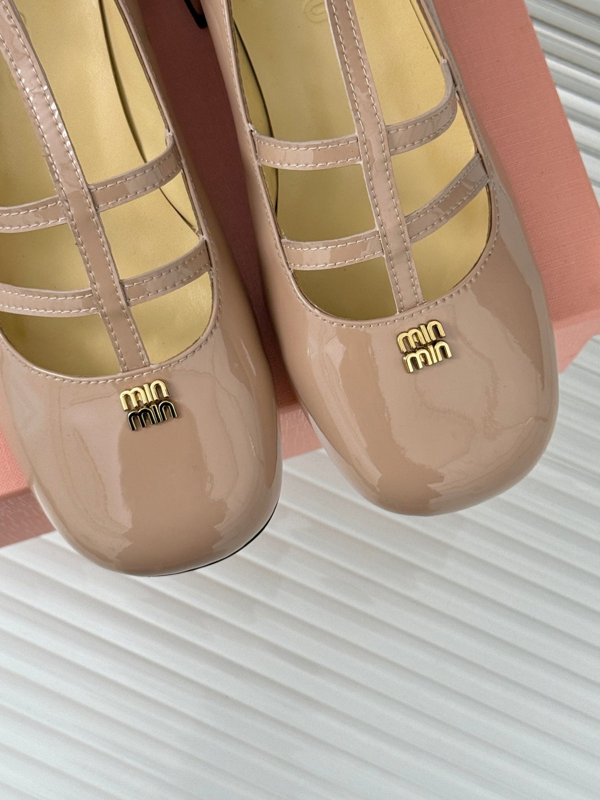 BALLET PUMPS WITH STRAP IN BEIGE GLOSSY LAMBSKIN