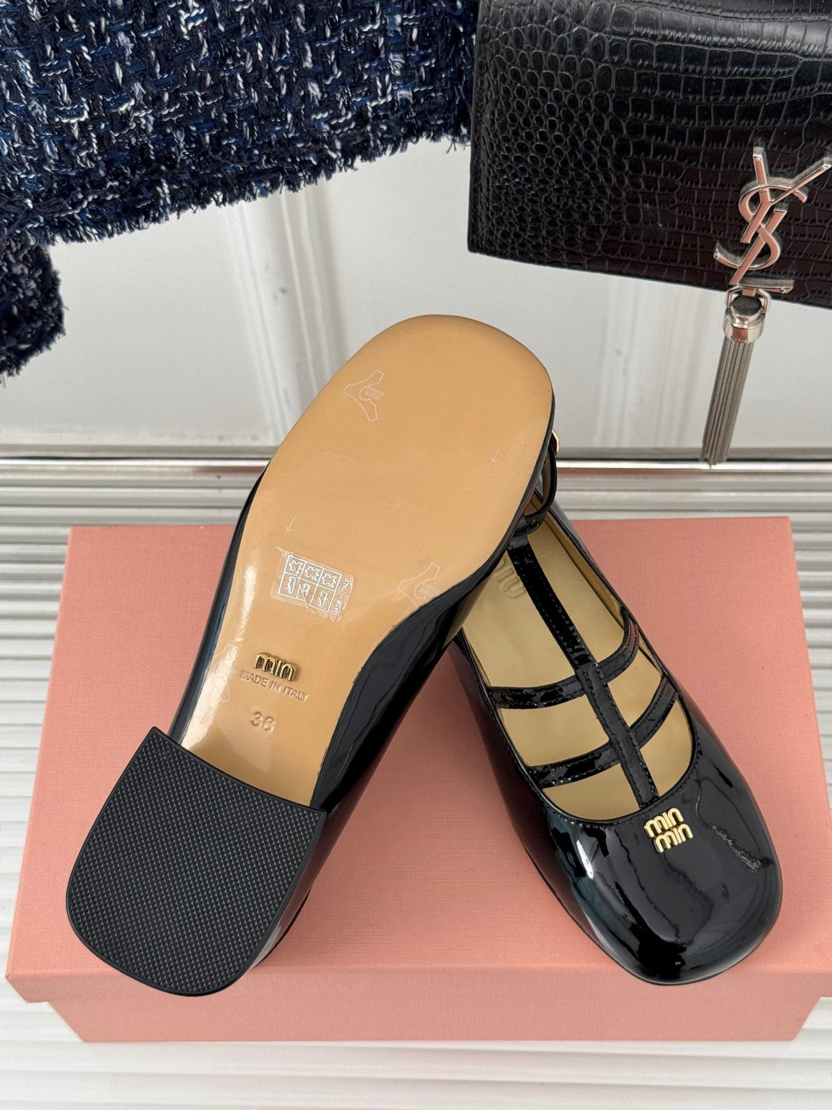 BALLET PUMPS WITH STRAP IN BLACK GLOSSY LAMBSKIN