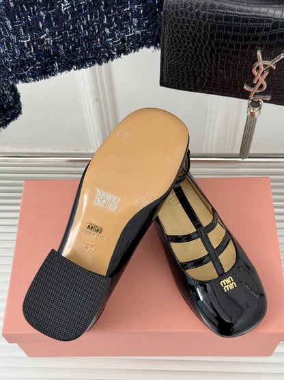 BALLET PUMPS WITH STRAP IN BLACK GLOSSY LAMBSKIN