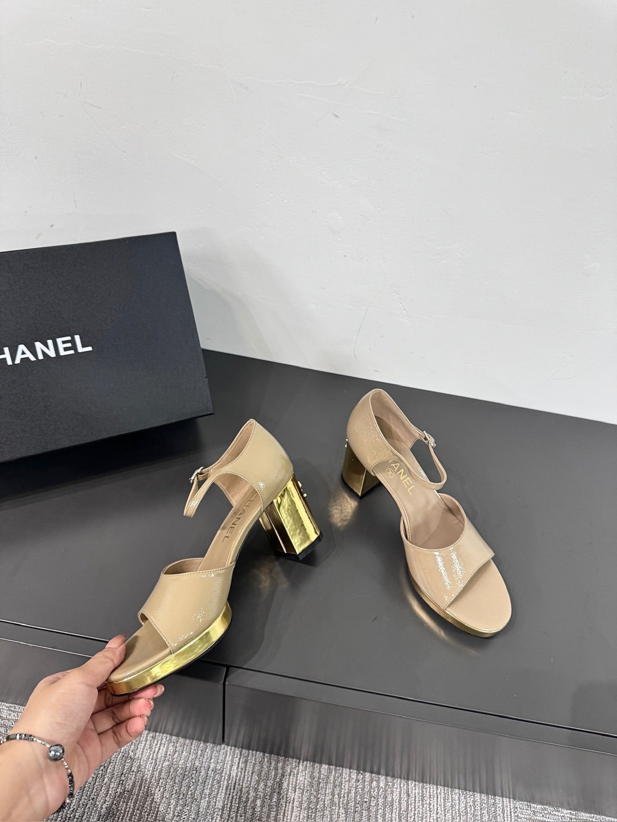 BLOCK HEEL SANDALS BEIGE SHEEPSKIN