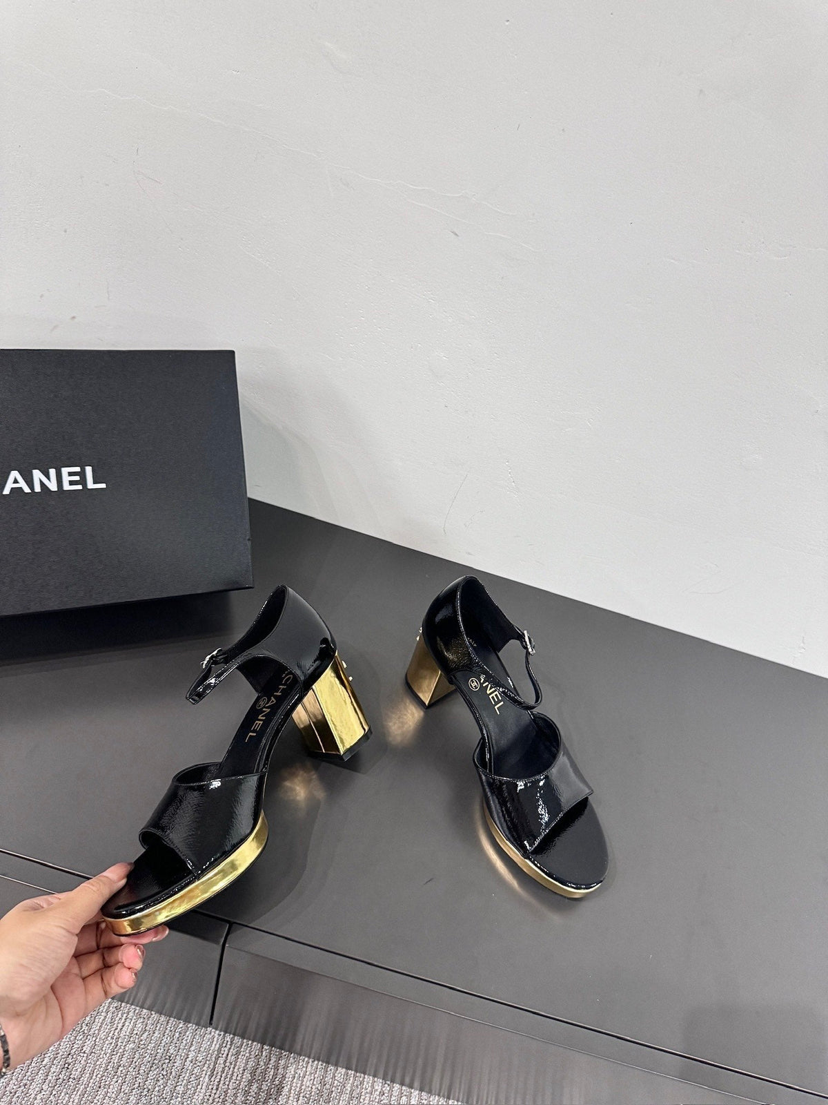 BLOCK HEEL SANDALS BLACK SHEEPSKIN