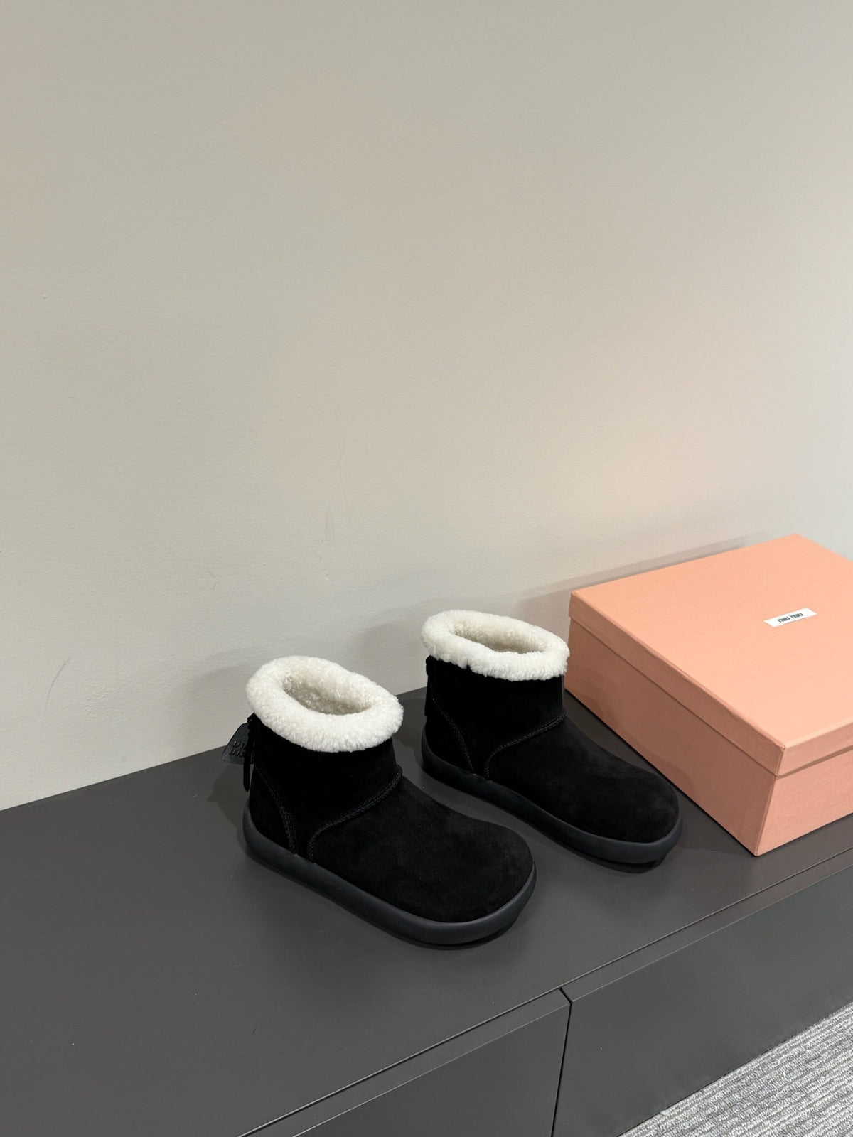 ANKLE BOOTS IN BLACK SUEDE AND FLEECE LINING