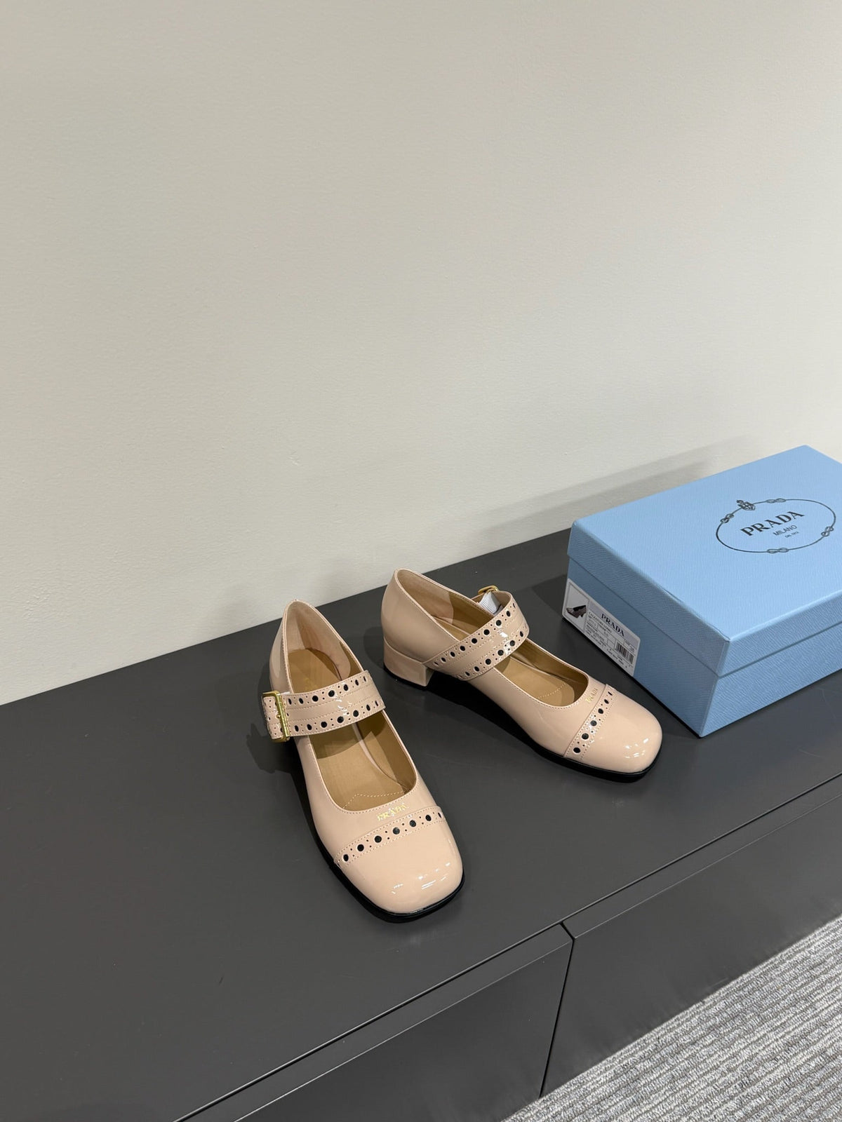 MARY JANE PUMPS IN BEIGE GLOSSY CALFSKIN
