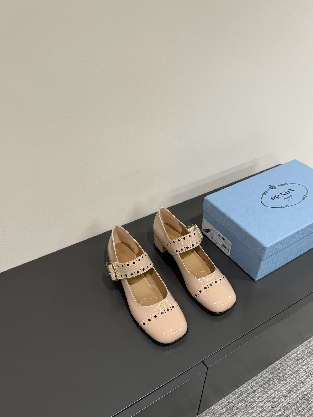 MARY JANE PUMPS IN BEIGE GLOSSY CALFSKIN