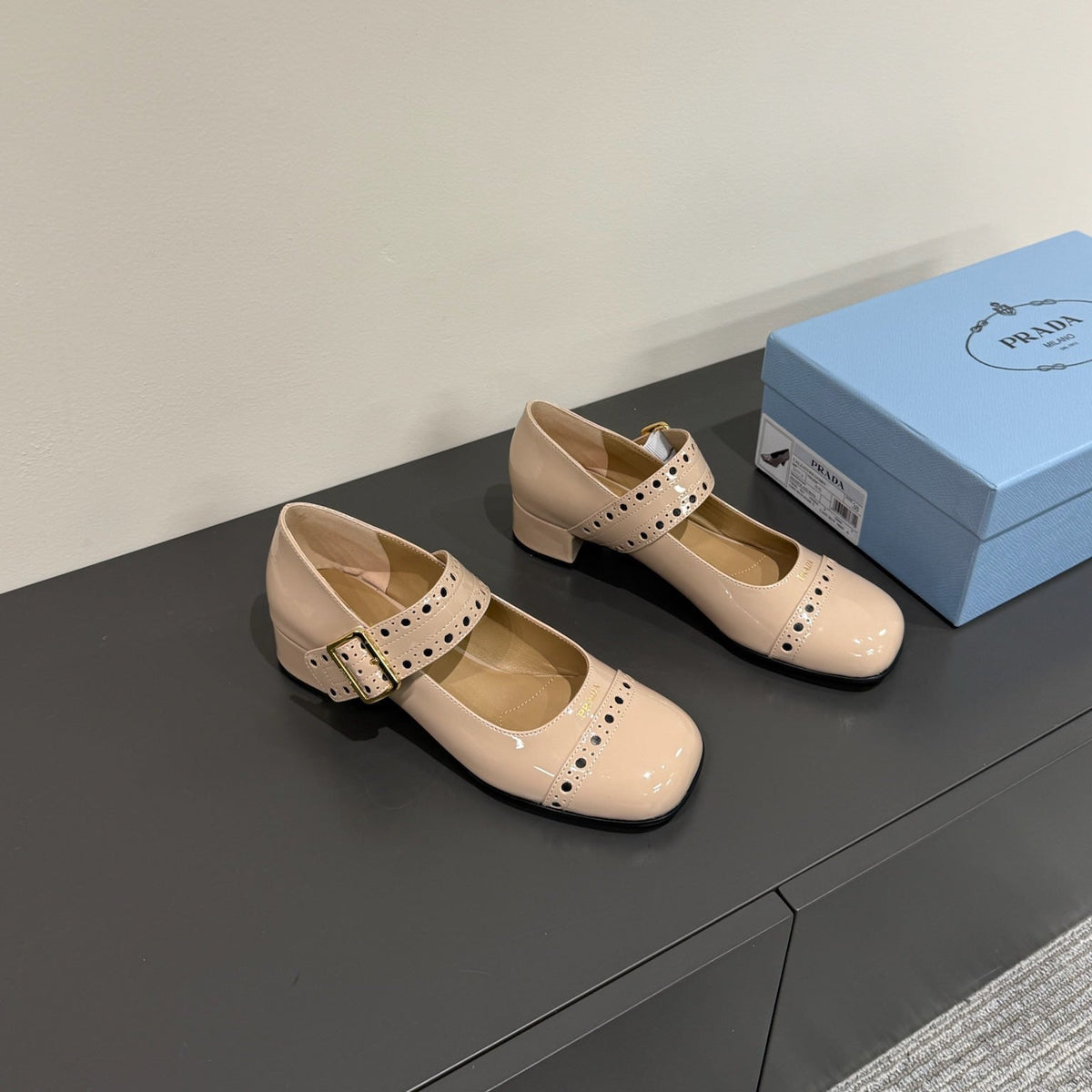 MARY JANE PUMPS IN BEIGE GLOSSY CALFSKIN
