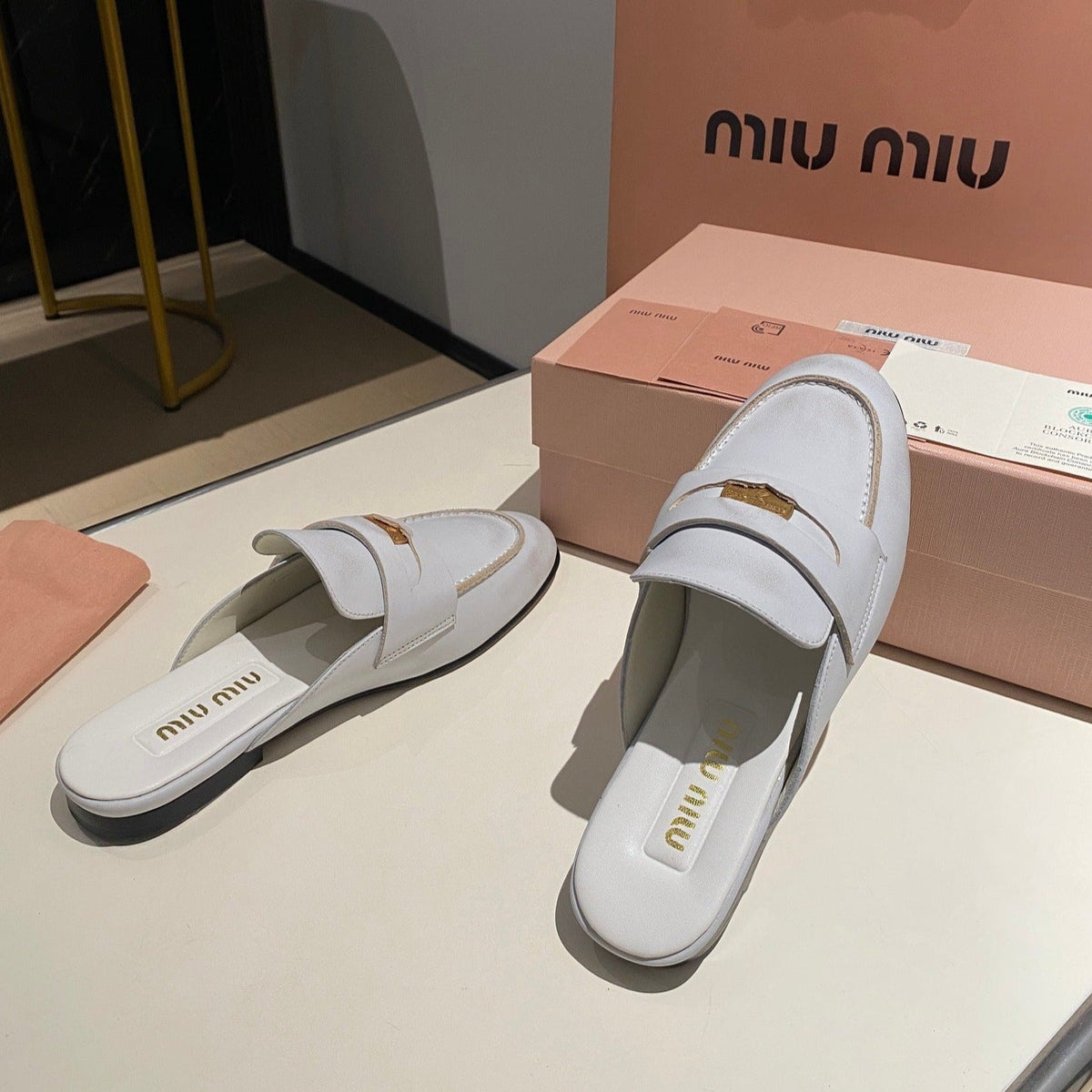 MULES SLIPPERS WHITE COWHIDE WITH GOLD COIN