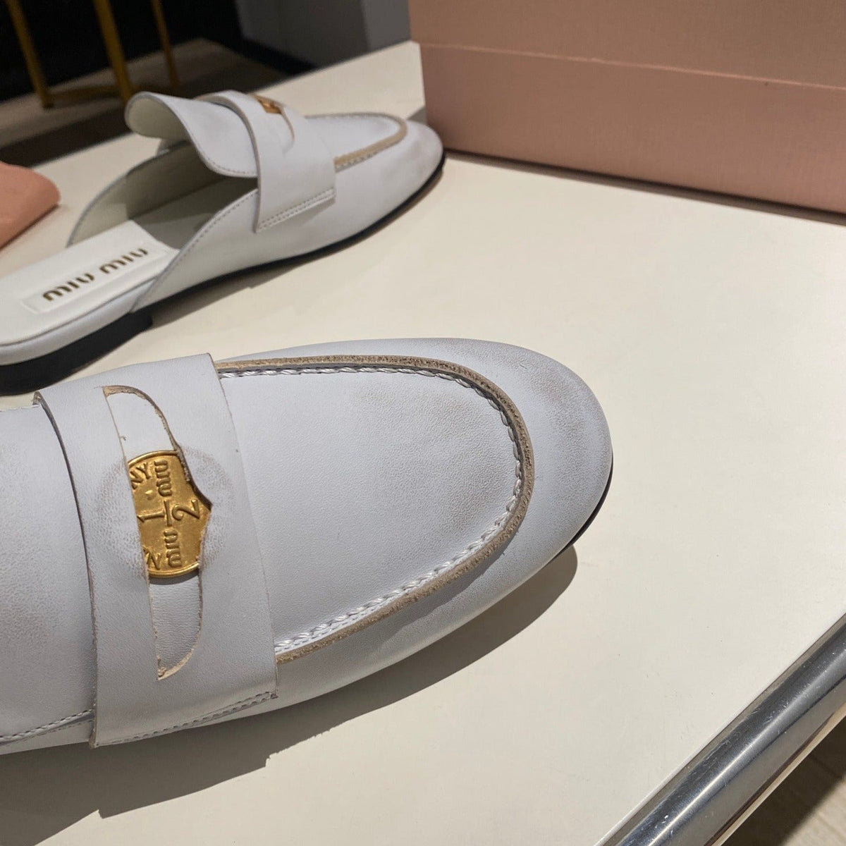 MULES SLIPPERS WHITE COWHIDE WITH GOLD COIN
