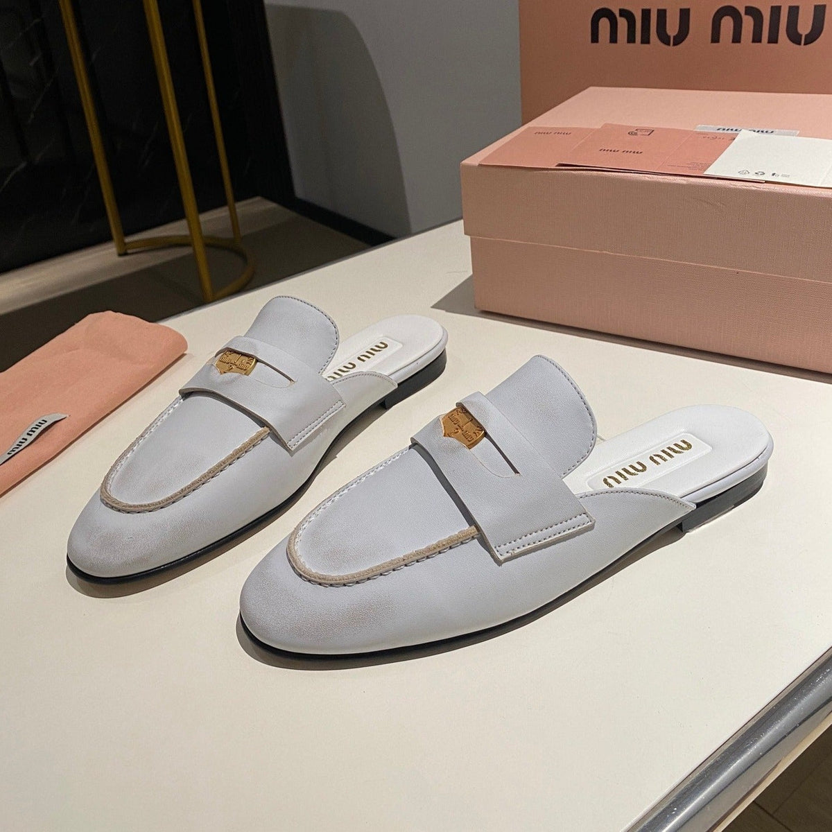 MULES SLIPPERS WHITE COWHIDE WITH GOLD COIN