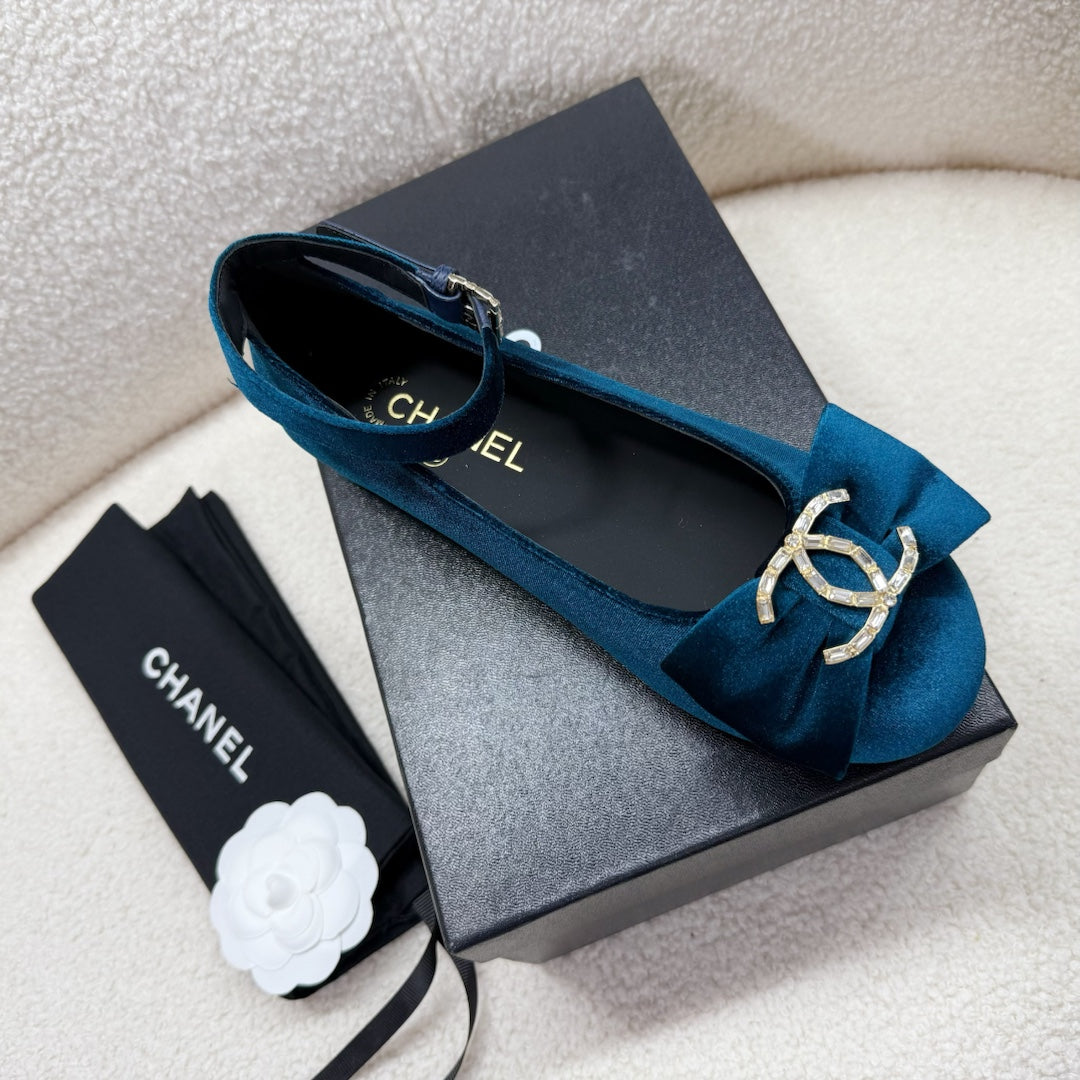 MARY JANE SHOES IN CLASSIC BLUE VELVET