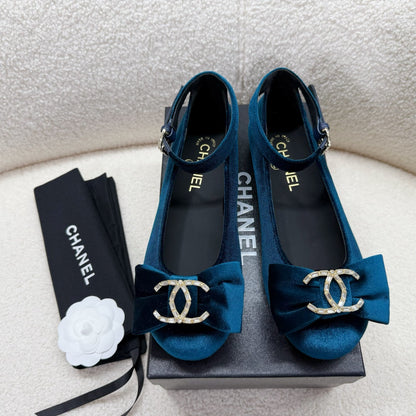 MARY JANE SHOES IN CLASSIC BLUE VELVET