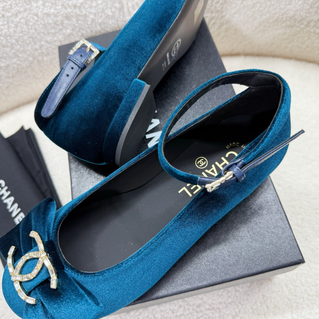 MARY JANE SHOES IN CLASSIC BLUE VELVET