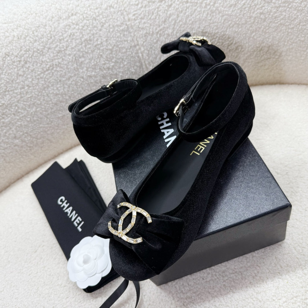 MARY JANE SHOES IN BLACK VELVET