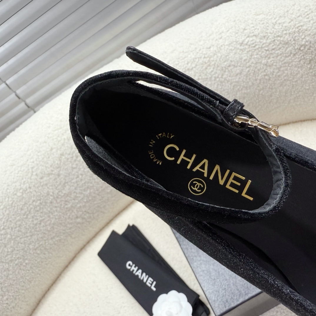 MARY JANE SHOES IN BLACK VELVET